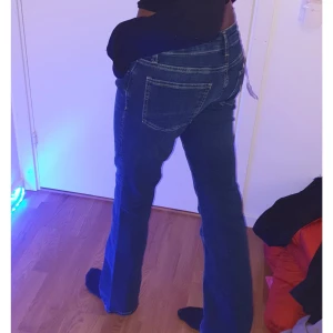 Zara Lågmidjade Jeans  - Hej! Säljer dessa lågmidjade Jeans från Zara. Dem är helt nya PRISLAPPEN SITTER KVAR! jag såljer för att jag fick två likadana par i födelsedagspresent så måste sälja dessa. Såljer billigare än vad det är värda. Köpa för 400 säljer för 200. 