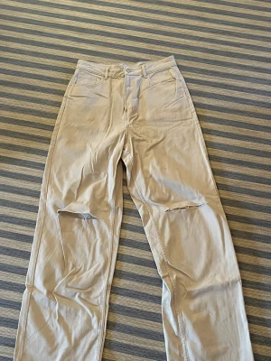 Beiga jeans - Beiga jeans från Lindex, storlek 38, bra skick 