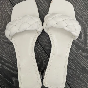 Vita lågklackade sandaler  - Säljer dessa i storlek 38, sparsamt använda med några tecken på användning. Jättefina men används inte. 