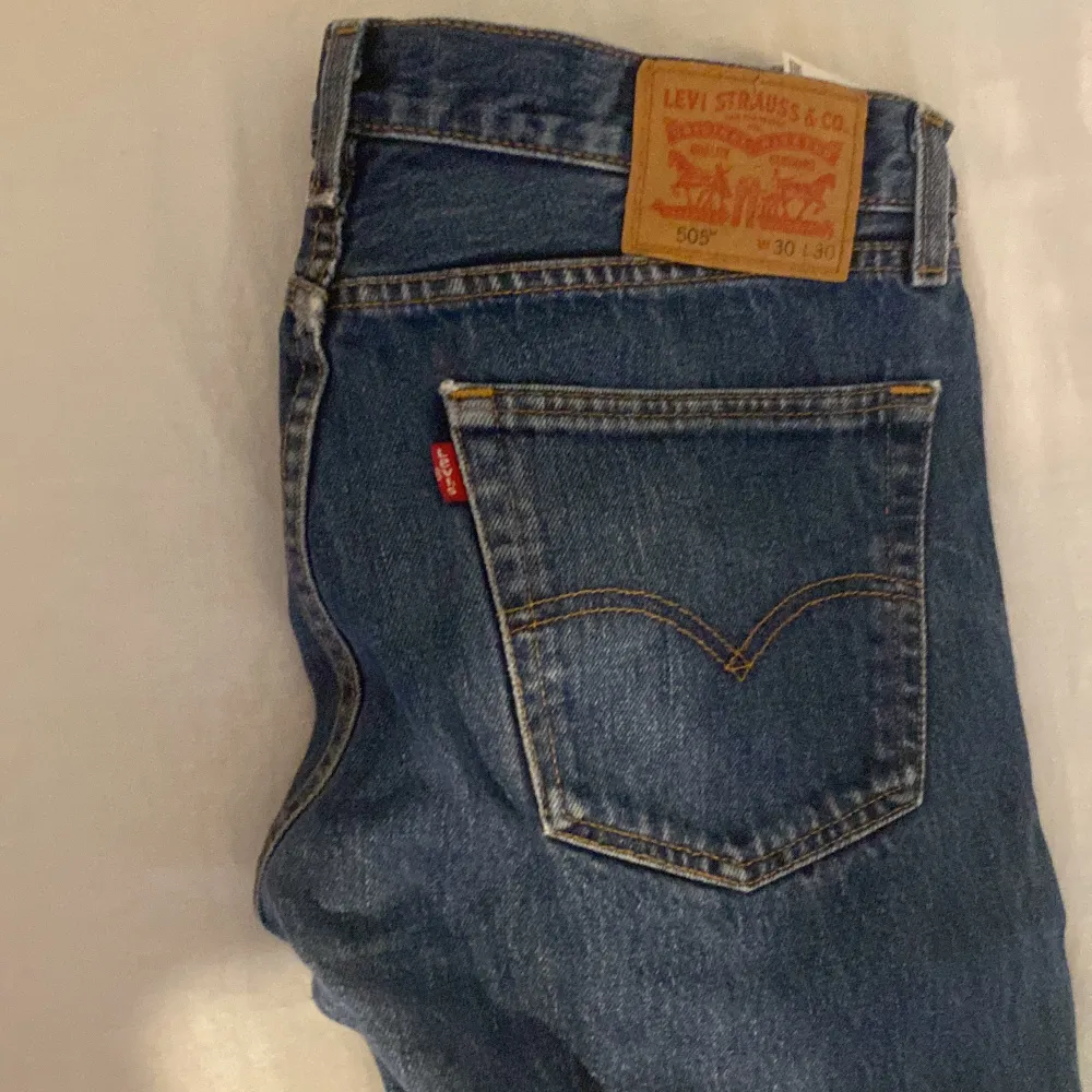 Hej säljer min Levis byxa för 700 blå den är original köptes i USA men är för små för mig storlek S M . Jeans & Byxor.