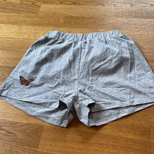 Shorts  - Dessa är använda några gånger för länge sen men tvättade, det är en jättegullig fjäril på shortsen🦋
