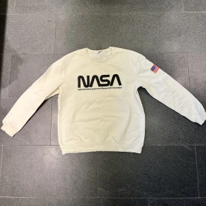 NASA tröja - Jag säljer nu min vita NASA-tröja från H&M. Sitter lite oversized och perfekt för en vintageoutfit.