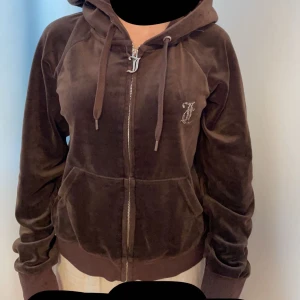 Juicy kofta  - En brun juicy kofta i bra skick. Köparen står för frakt.