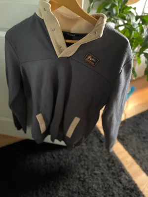 Tröja - Tröja från bohoo passar bra till sommarkvällar höst/vår. Kan också användas som Overshirt. Riktigt skön. Köpte för 350 kr mitt pris 90 kr. Stolek m