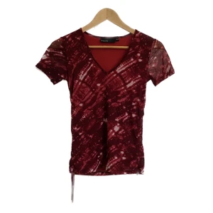 Topp - Fantastik topp köpt på plick, har silvriga stenar och band i sidorna som går att dra åt för att ändra passform/göra den kortare. Märkt 34-36 men passar även större då den är stretchig :)