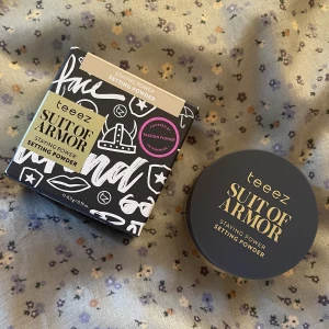 Setting powder- teeez - Helt nytt och oöppnat setting powder från märkes teeez som säljs för cirka 350kr på deras hemsida ! Är i en universal färg vilket gör den lämplig för alla hudtoner