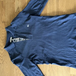 Långärmad Burberry Piké  - Snygg långärmad piké från Burberry i storlek XS. Väldigt bra skick