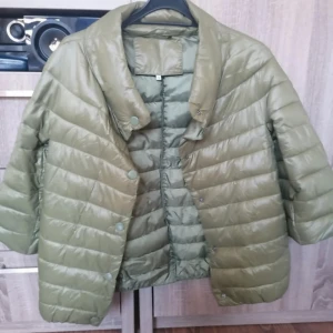 Trekvartsärmad jacka - Trekvartsärmad dunjacka, mysigt och lite oversized, lite åt d grönare hållet i verkligheten, skicka pris förslag 