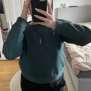 sweatshirt  - välanvänd men mycket bra skick. inga hål etc. storlek XS men passar xs-m. jätteskön. 🌻
