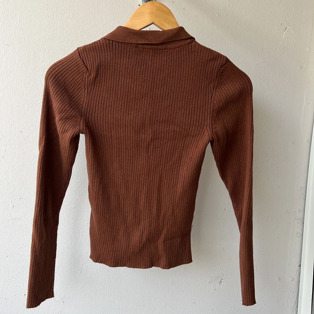 Stickad brun tröja . Tröjor & Koftor.