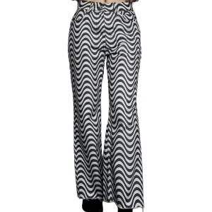 Wave Ragged Jeans - Relativt oanvända och i toppskick! Kan notera att byxbenen har klippts en aning för att få det jag personligen anser vara ett coolare avslut, men de sitter fortfarande fint på mig som är drygt 165cm. Inköpspriset var 780kr så passa på :D