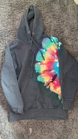 Astroworld Travis Scott hoodie från Europe tour 2019 i bra skick! Dessa är svåra att få tag på! Värd ca 2500 kr eller mer. Säljs för endast 1100kr