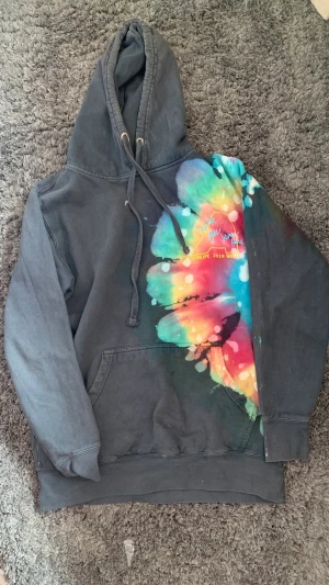 Astroworld hoodie - Astroworld Travis Scott hoodie från Europe tour 2019 i bra skick! Dessa är svåra att få tag på! Värd ca 2500 kr eller mer. Säljs för endast 1100kr