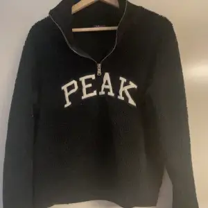 Skön peak performance Half zip tröja, bra skick lite liten i storleken