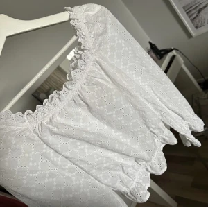 Blus Vit - Söt blus i stl 38, men passar även 24/36 🤍Nyskick