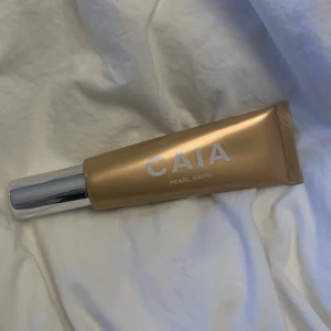 Caia liquid highlighter  - Liquid highlighter från Caia. Är otroligt bra men har inte kommit till användning. Är öppnad och testad en gång men extremt lite så innehållet är i princip det samma som ny. Köpt för 295kr, säljer för 150kr + frakt💘💘
