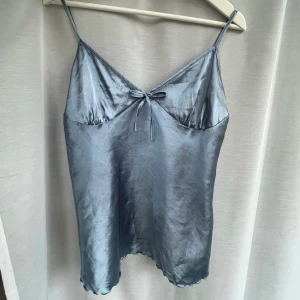 Gulligt linne - Superfint linne! Storlek M men skulle säga S/M. Justerbara band! 