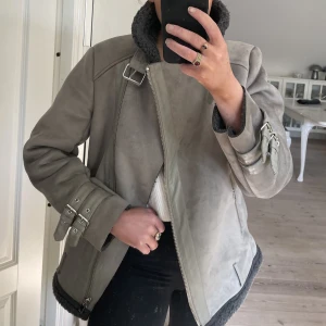 Pilotjacka  - Pilotjacka i använt, men fint skick. Sista bilden beskriver färgen bäst (mer grå i färgen). Även lite tecken på användning i fodret (se sista bilden).