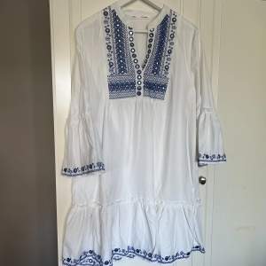 Säljer denna så så fina klänningen!!perfekt till sommaren! Köpt i en butik när jag var utomlans!storlek L men skulle säga den passar som M💘jätte bra skick!