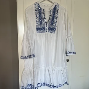Klänning - Säljer denna så så fina klänningen!!perfekt till sommaren! Köpt i en butik när jag var utomlans!storlek L men skulle säga den passar som M💘jätte bra skick!