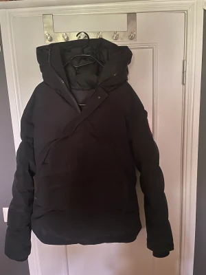 Canada goose macmillan jacka - Canada jacka strl M Bara använd denna vinter Fint skick Finns i Mjölby  Alt bytes mot burberry keps pluss pengar till mig Kan även bytas mot annat