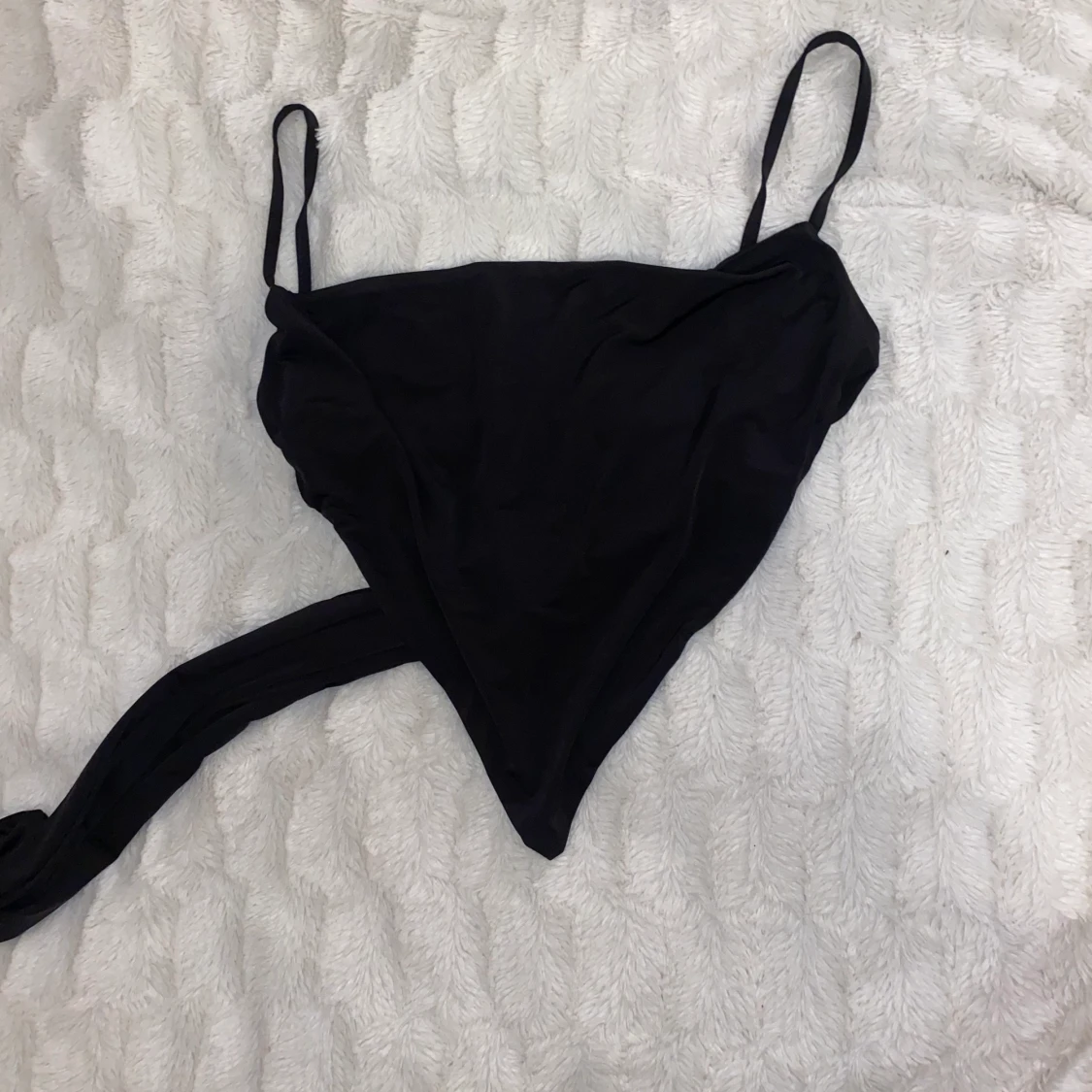 Svart crop top som man knyter bakifrån - 90