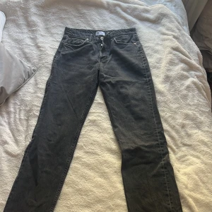 Zara midrise jeans - Säljer dessa då de inte kommer till användning längre. Jättefina och i fint skick! Midrise jeans från zara