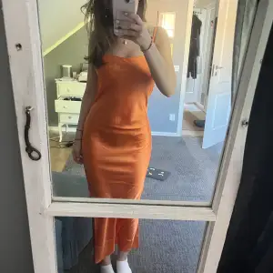 Superfin orange klänning från Lindex, den har slits på sidorna och är helt oanvänd 🥰