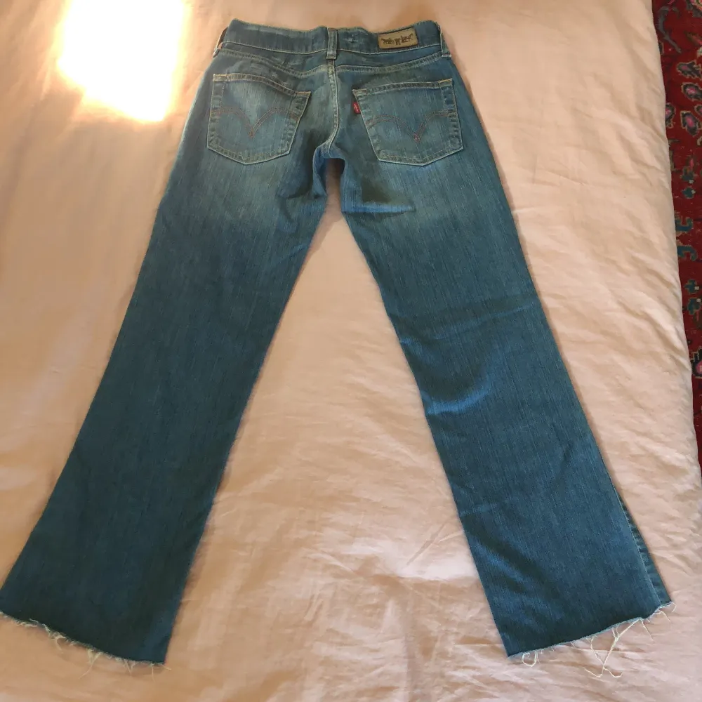 Storlek w27 L34, midja 73 cm, längd 93 cm och Innerben 74 cm 🫶🏼 Pris 120 kr +frakt  Har inga bilder på då de är för små för mig ❤️‍🔥. Jeans & Byxor.