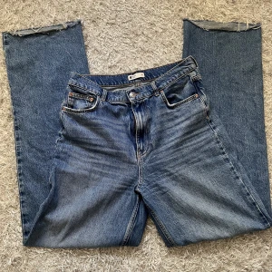 SNYGGA GINA BYXOR - Hej, säljer mina gina jeanse som inte kommer till användning längre köpte för 499kr säljer de för 250, skriv vid frågor eller intresse!❤️‍🔥🥰
