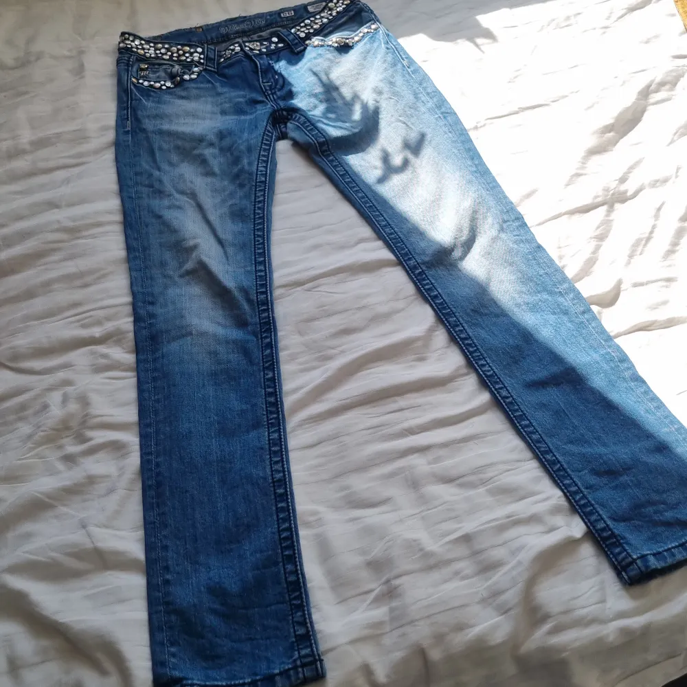 Superfina lågmidjade jeans från Miss Me! Modellen heter skinny, men jag skulle säga att dom är lite raka. Bra skick med fina detaljer. Strl 26.  Midja rakt över 38 cm. Innerben 80 cm. Ytter 98 cm.. Jeans & Byxor.
