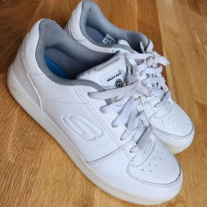 Vita skor - Vita skor från SKECHERS✨️Normalt begagnat skick✨️