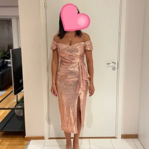 Klänning  - Säljer min fina festklänning. Ej använd. Väldigt elegant kort klänning. Stl S. Nypris 900kr. Pris kan diskuteras💗