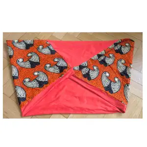 Handgjord mjuk halsduk/skarf från Just Africa i orange färg . Endast testad hemma. Nypris 350kr