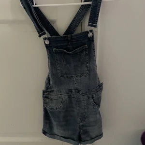 Hängselshorts - Använda fåtal gånger, storlek 36, material är jeans