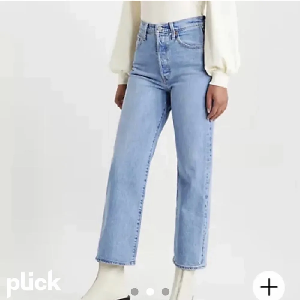 Fina blå jeans från levis i väldigt bra skick. 🤩🤩De är i modellen ribcage ankeljeans med raka ben. Jag har de i storlek w 23 vet dock inte vad längden är men på mig  som är 1,55m har de gått hela vägen ner. Nypris: 1200kr. Jeans & Byxor.