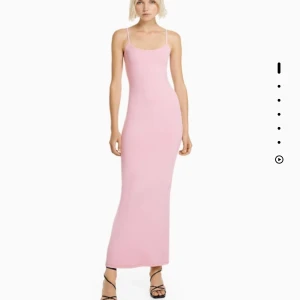 Rosa klänning - Säljer min fina oanvända klänning från Bershka 💗 Klänningen är i XS (slutsåld online) men skulle även passa S, sitter superfint på kroppen!! Alla lappar kvar