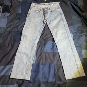 Acne distress jeans - Knappt använda som bara samlar damm, otorligt snygg/minimalistisk distress på jeansen. Midja 30 total längd 96cm/32 benöppninglängd 19 cm. Dm vid frågor  