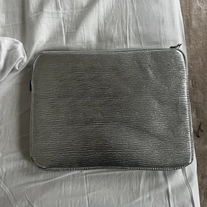 Silvrigt datorfodral  - Fint silvrigt dator fodral. Aldrig använt. 