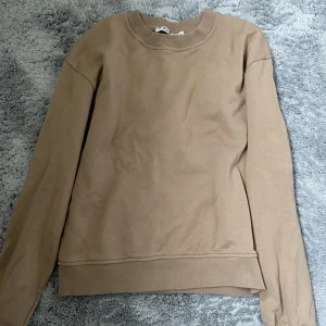 Sweater  - Säljer denna sweater ifrån nakd. Kommer aldrig till användning. Ordinarie pris 349kr 