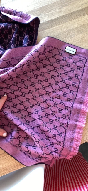 Gucci sjal  - Äkta gucci sjal. Har dessvärre inget kvitto eller box där av priset. Knappt använd. 