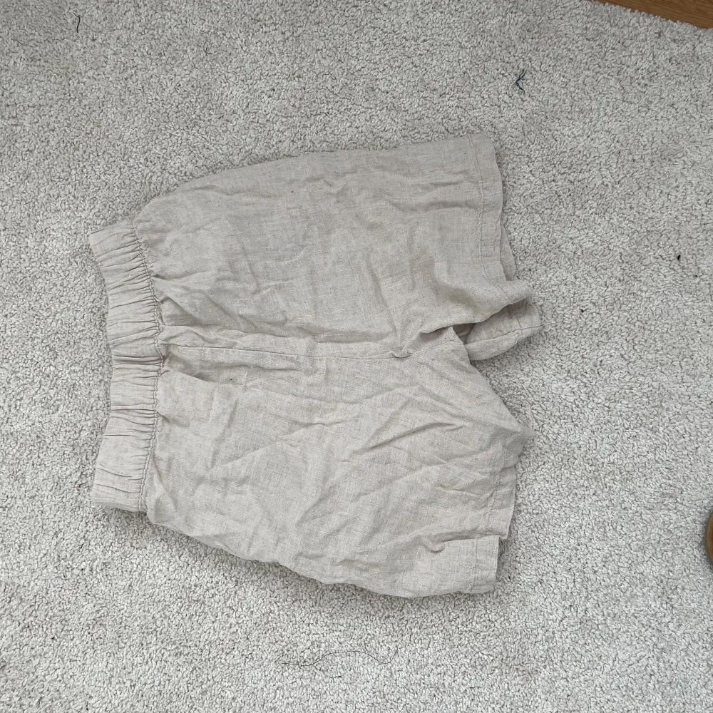 Linne shorts från HM som inte längre används. Högmkdjade men går att vika ner till låg.    50kr (står inte för frakten) . Shorts.