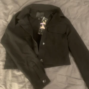 Vår/sommar jacka - Jag säljer denna fina vår/sommar jacka eftersom den inte kommit ull användning och är lite liten på mig. Den är i storlek 38. Jag skulle säga att den passar xs/s.