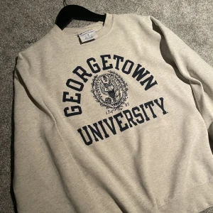 Vintage sweetshirt  - Säljer denna magiska gråa vintage sweetshirt i storlek medium. Är i jätte fint skick inga hål eller defekter alls.