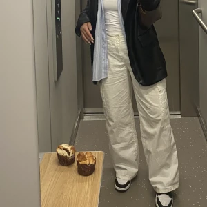 Cargobyxor, petite Gräddvita - Använder ej, väldigt bra skick, asos egna märke. De är väldig snygga och sköna. Lågmidjade, är själv 160cm lång och den är perfekt på mig som ni ser på bilden. Ursäkta muffinsarna.😅