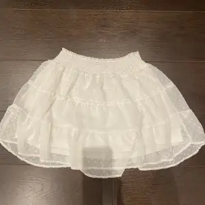 Supersöt kjol som passar till allt! Säljer då den inte kommer till användning. Vissa av prickarna har blivit lite gråa efter den tvättats men inget som syns när man bär den. 💓