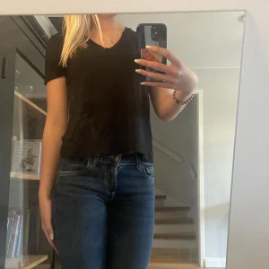 Svart urringad tröja  - Säljer denna fina urringade tröjan från zara eftersom jag råkade beställa två stycken av dom🥰