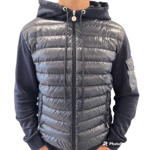 Moncler cardigan  - Nu säljer jag min brors moncler cardigan då han inte använder den längre, den är i ett väldigt gott skick, precis som ny. Skriv till mig för fler bilder! Ord ris: 9 272kr