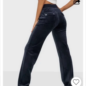 juicy byxor  - säljer mina jätte fina mörk blå juicy byxor då jag andvänder mina mörk gröna mer. köpta i vintras och är bra andvända. köpta för 1099kr.