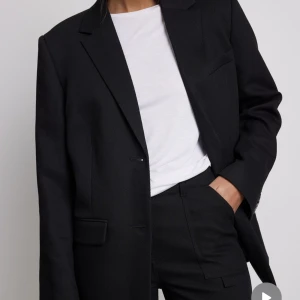 Blazer - Svart blazer från NAKD i strl 36. Använd rätt mycket men fortfarande i bra skick då den har superbra kvalite. Ord pris: 899